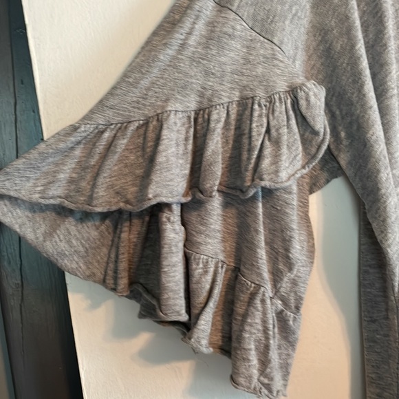 Gray top - Picture 3 of 4